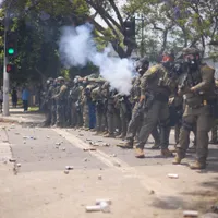 Forțele de ordine americane se confruntă cu protestatarii care nu sunt de acord cu măsurile lui Trump împotriva imigranților Foto: profimediaimages.ro