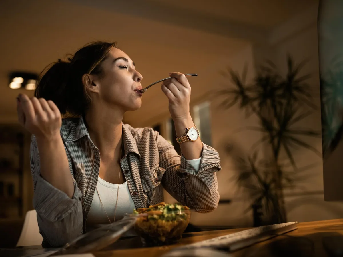 Persoană care mănâncă cina - Foto: Freepik (Imagine cu rol ilustrativ)