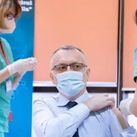 Sorin Cîmpeanu în momentul vaccinării/FOTO: News.ro