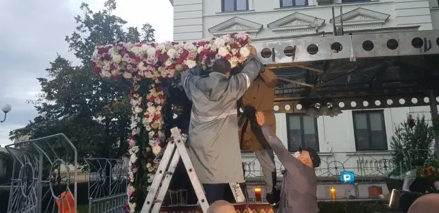 Împodobirea raclei cu flori/FOTO: ziaruldeiasi.ro