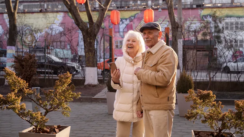 De ce pensie intră pe card, în ianuarie, mult mai devreme? Ce bani iau în plus pensionarii? - Foto. Freepik