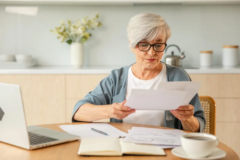 pensionară, la pensie - Foto: Freepik