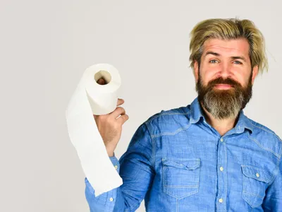 Bărbat cu o hârtie igienică în mână - Foto: Magnific.com (Imagine cu rol ilustrativ)