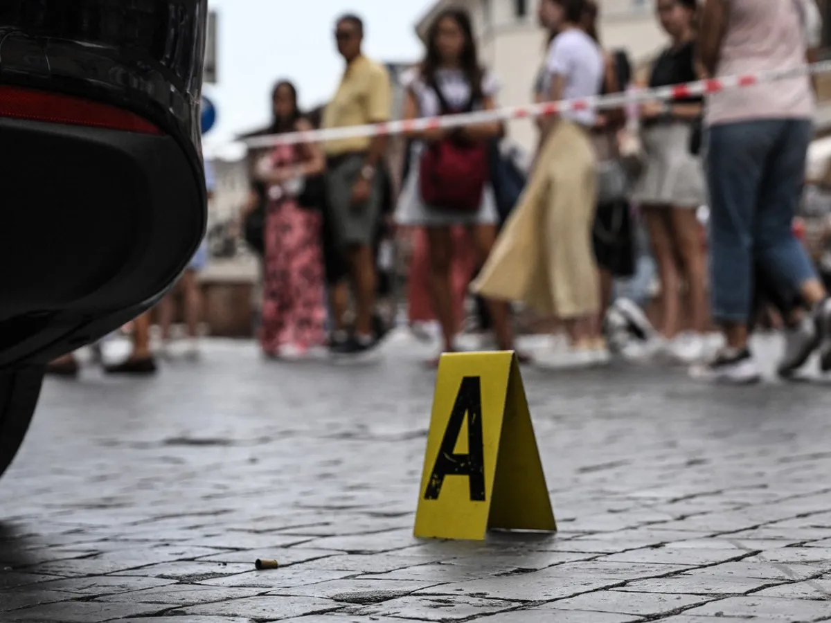 Poliția blochează accesul la locul în care poliția a tras în cauciucurile unei mașini care nu s-a oprit și a spart barierele de pe Via Paulo VI din Roma, la granița Vaticanului. Șoferul a fost arestat ulterior de către Politie - Foto: Profimedia Images