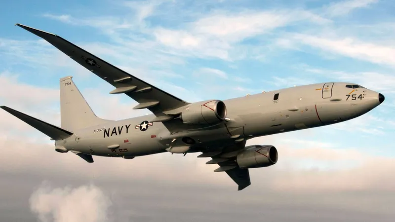 Un avion american antisubmarin, de tip P-8A Poseidon, interceptat de un MiG-31 rusesc în Arctica. / Foto: ainonline.com