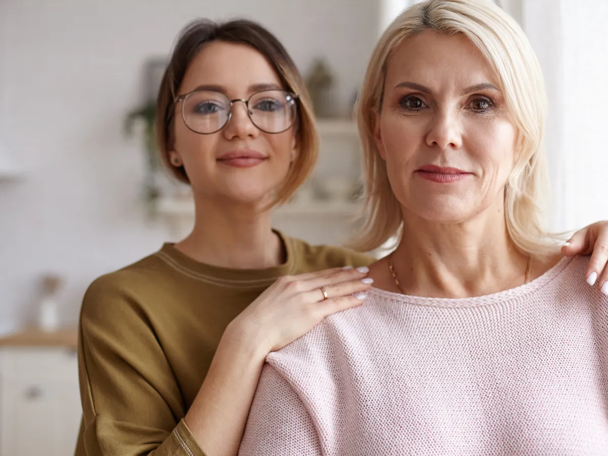 Femeie la tinerețe și femeie la pensie - Foto: Freepik