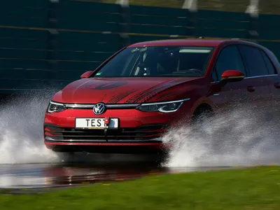 Cele mai bune și cele mai proaste anvelope de vară pentru mașini medii. Test ADAC cu 18 modele - Foto: adac.de