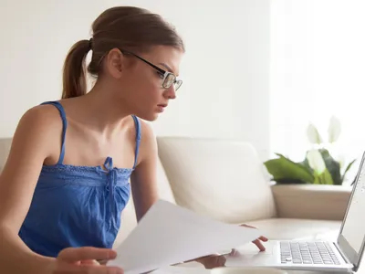 Femeie la computer - Foto: Freepik