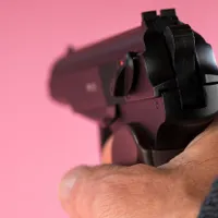 Doi tineri au fost arestați după ce s-au lăudat pe internet cu un video în care trag cu pistolul - FOTO: Profimedia