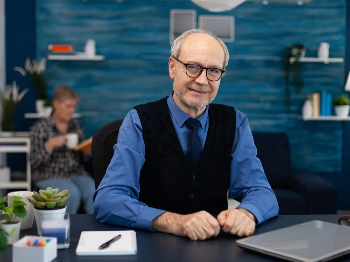 Pensionar la pensie cu o cafeluță - Foto: Freepik