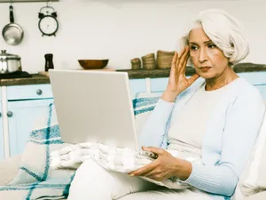 Pensionar verifică pensia pe computer - Foto: Freepik