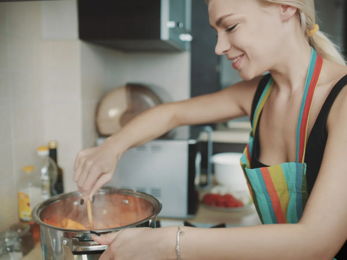 Femeie care gătește - Foto: Freepik (Imagine cu rol ilustrativ)