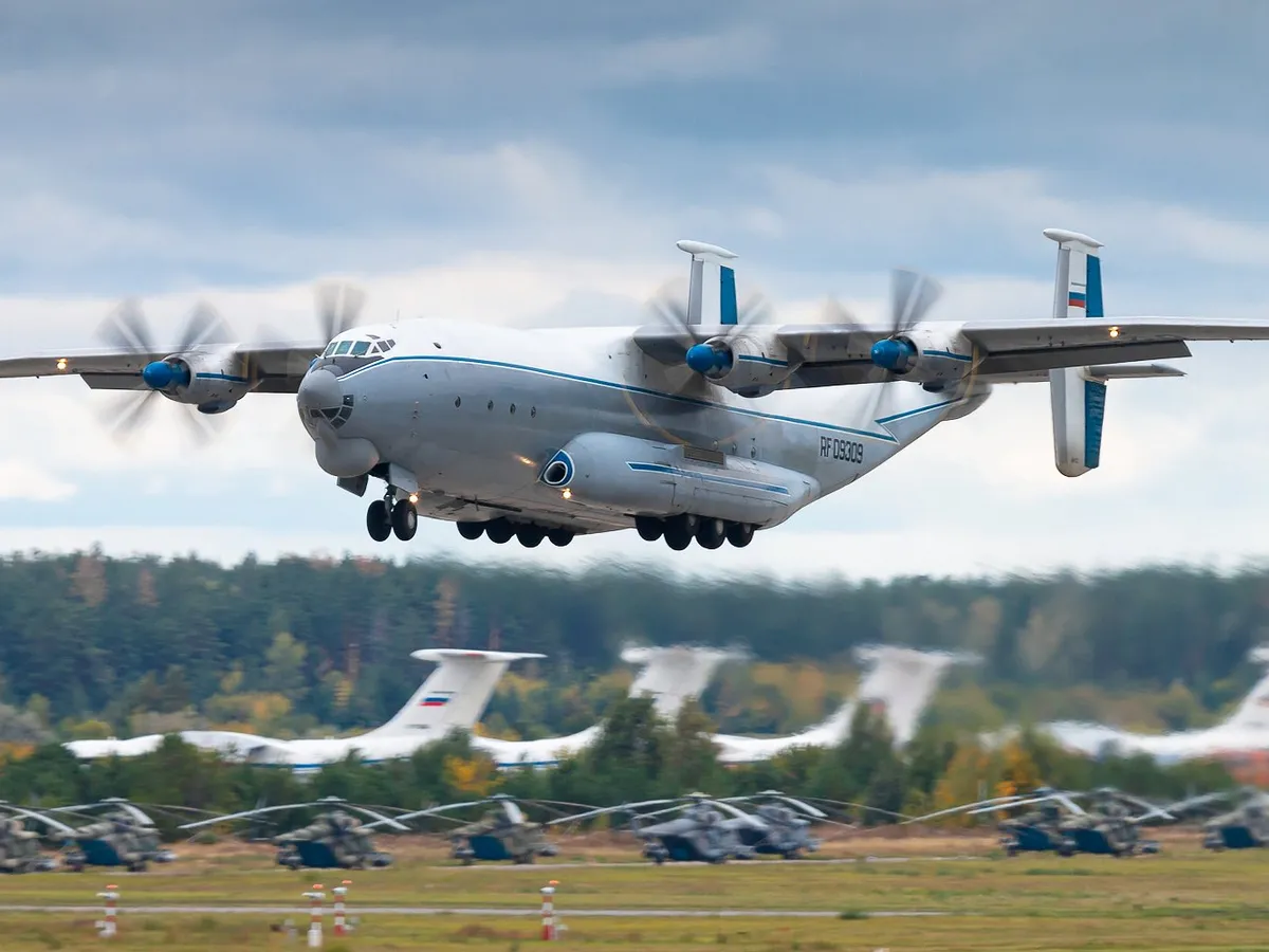 VIDEO Momentul în care un avion Antonov-22 al Rusiei se prăbușește peste case. Era vechi de 50 de ani