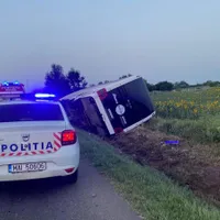 Accident grav, pe DN2 - E85. Un autocar cu 59 de pasageri s-a răsturnat pe câmp - Foto: IPJ Vrancea