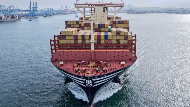 Un cargo de containere, în largul coastelor portului chinezesc Shandong - Foto: Profimedia Images (Imagine cu caracter ilustrativ)