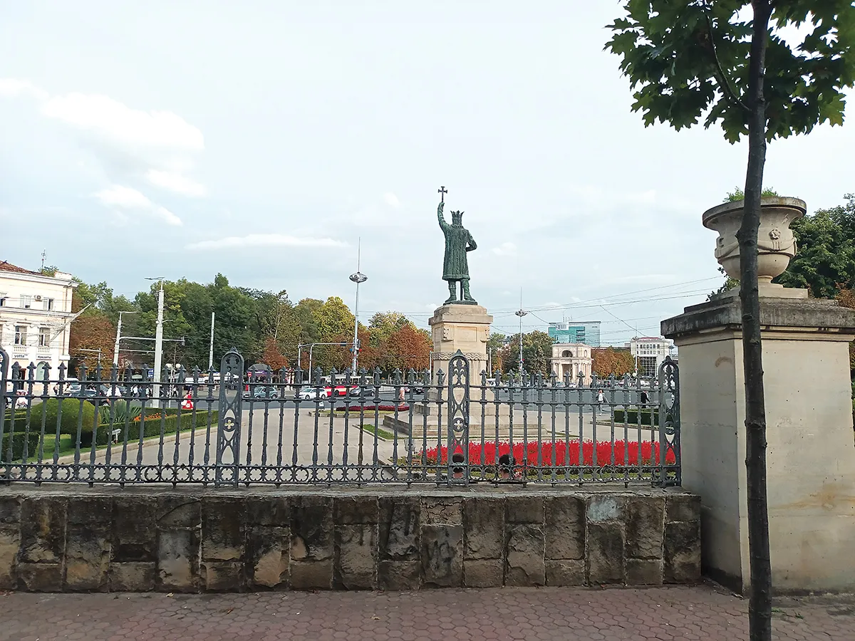 Statuia lui Ștefan Cel Mare, simbol al Unirii din 1918, veghează în Piața Marii Adunări Naționale