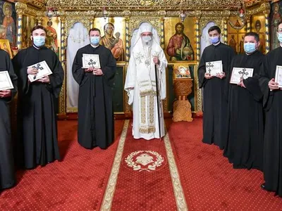 Guvernul, Parlamentul și partidele politice ocupă ultimele locuri în ceea ce priveşte gradul de încredere al românilor/FOTO: basilica.ro