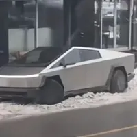 Incredibil! O mașină electrică Tesla Cybertruck, blocată în 10 cm de zăpadă, deși e 4x4 - Foto: captură video