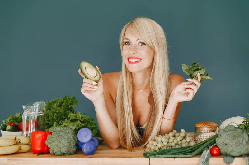 Femeie cu brocoli - Foto: Freepik