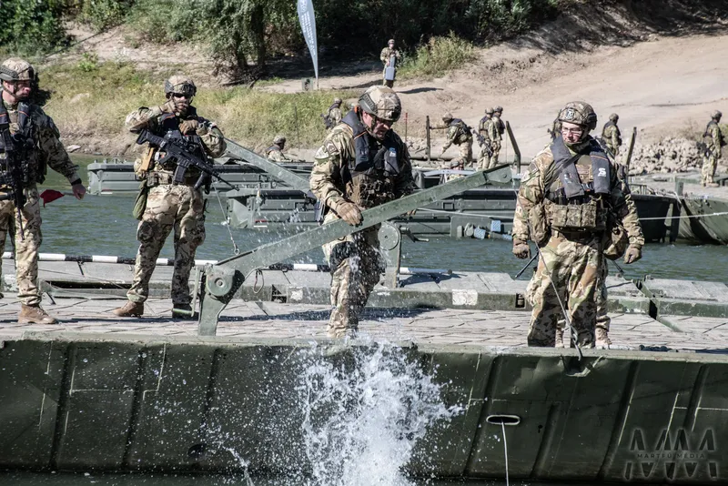 Exercițiu NATO în Ungaria, pe râul Tisa - Foto: martfu.hu