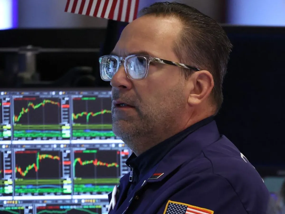 Un trader urmăreşte evoluţia acţiunilor, la clopoţelul de deschidere al Bursei New Yorkeze, Opening Bell - Foto: Profimedia Images