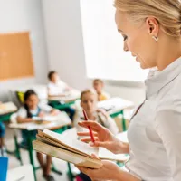 Profesorul român debutant, la fel de prost plătit ca cel maghiar și polonez. Bulgaria stă mai bine / NL Times