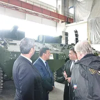 Primele  transportoare blindate ajunse în România stau într-o hală a Uzinei Mecanice  București, nu în teren