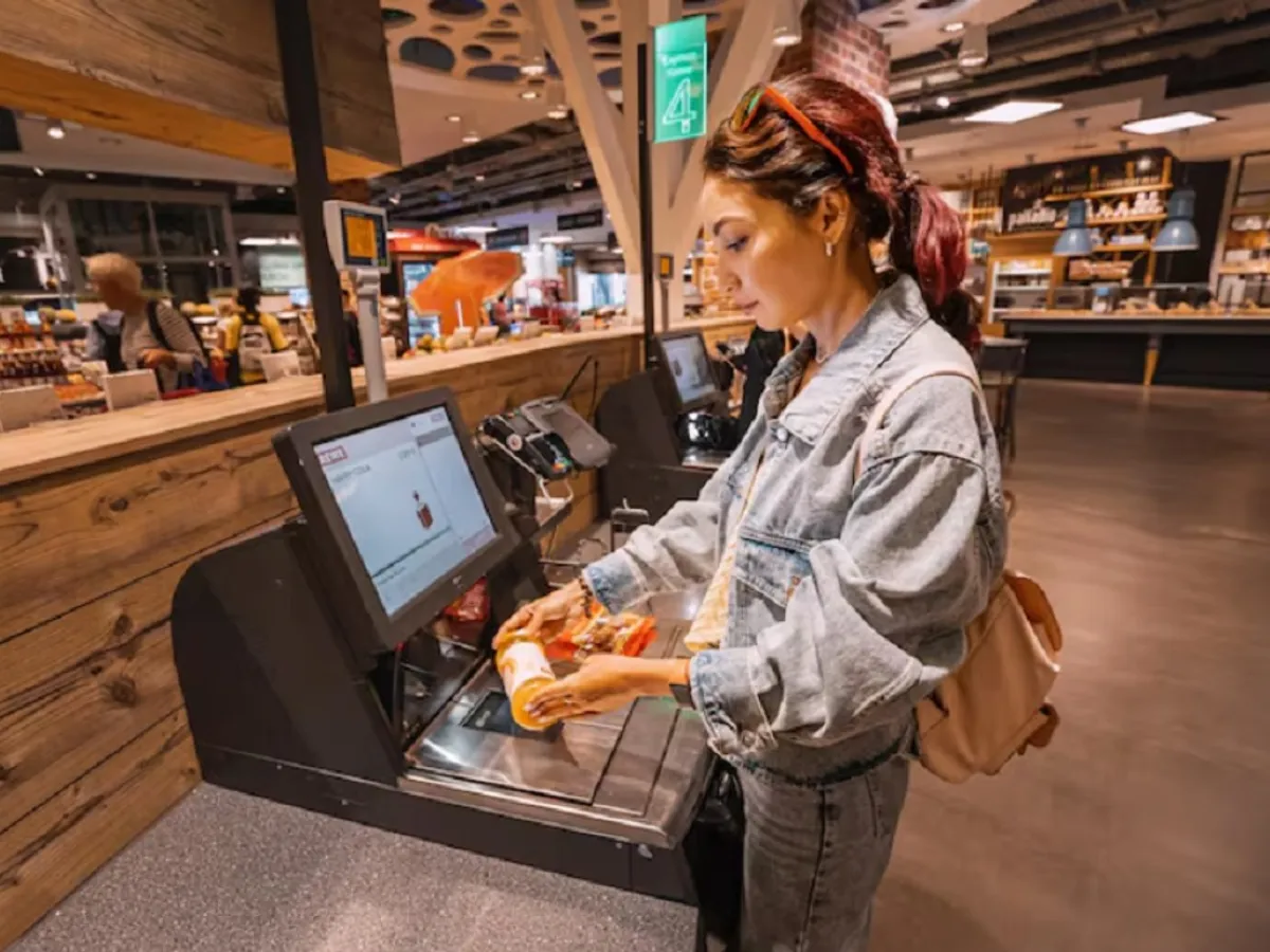 Un lanț de supermarketuri cunoscut ia măsuri drastice împotriva hoților, la casele de marcat. Cum fac?