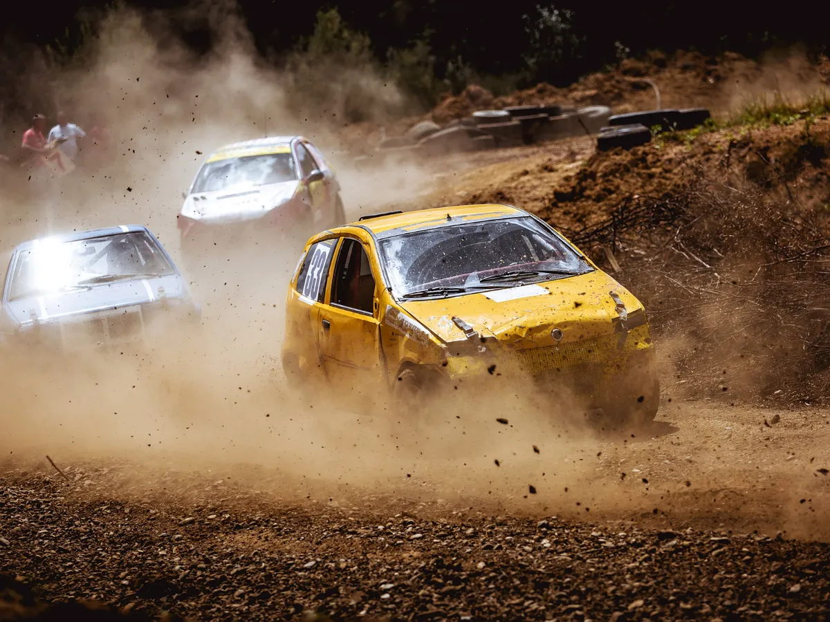 Foto: O roată de la o mașină de rally s-a desprins și a lovit grav două persoane Sursa: Freepik (rol ilustrativ)