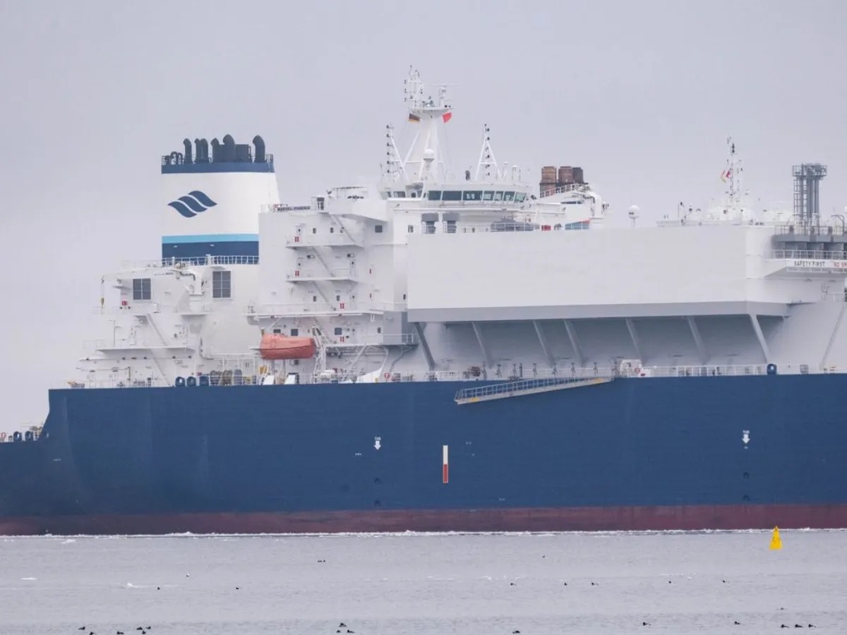 Mecklenburg-Pomerania de Vest, Mukran: Nava-cisternă GNL „Marvel Phoenix” transferă gaze naturale lichefiate către nava de regazeificare - Foto: Profimedia Images