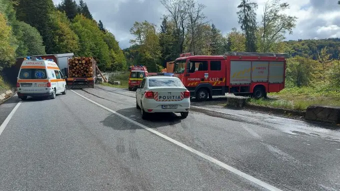 Un camion cu lemne și un TIR s-au izbit frontal DN 15B. / Foto: infotraficromania.ro