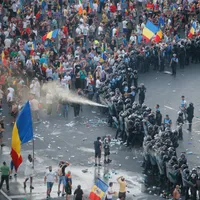 Intervenția brutală a Jandarmeriei împotriva protestatarilor din Piața Victoriei, în 10 august. FOTO: Inquam Photos - Adrian Neagoe