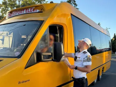 Șofer de microbuz școlar testat de polițist - Foto: IPJ Timiș