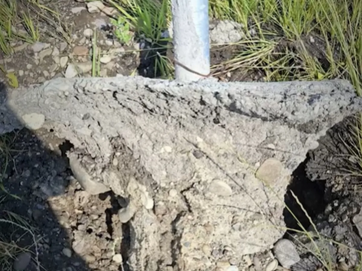 Stâlp de pe A7 Pietroasele - Buzău cu fundația din beton „spălată” - Foto: captură video
