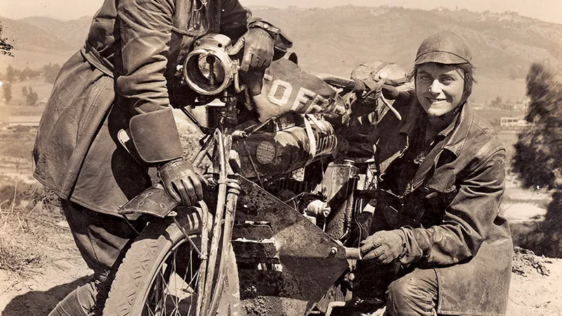 Surorile Van Buren - Motociclistele sufragete