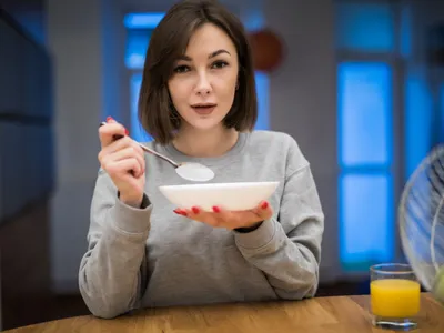 Femeie care mănâncă ciorbă - Foto: Freepik (Imagine cu rol ilustrativ)