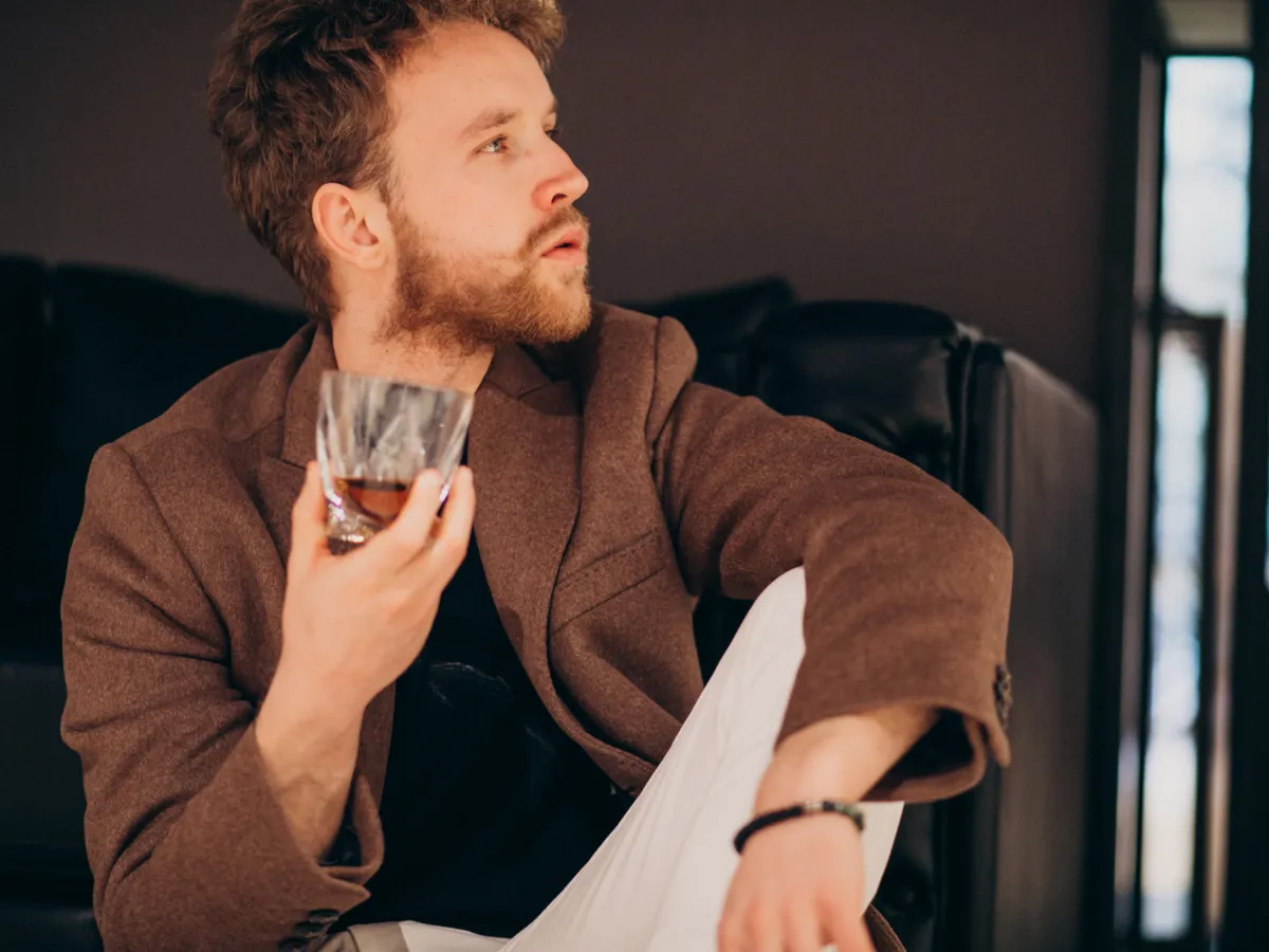 Bărbat care bea alcool - Foto: Freepik (Imagine cu rol ilustrativ)