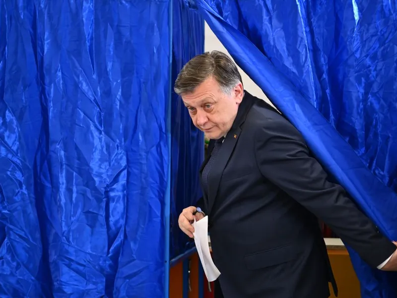 Crin Antonescu, ieşind din cabina de vot - Foto: INQUAM PHOTOS/Alex Nicodim