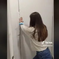 Două turiste din Spania au filmat ce au descoperit în apartamentul închiriat în București FOTO: captură video TikTok