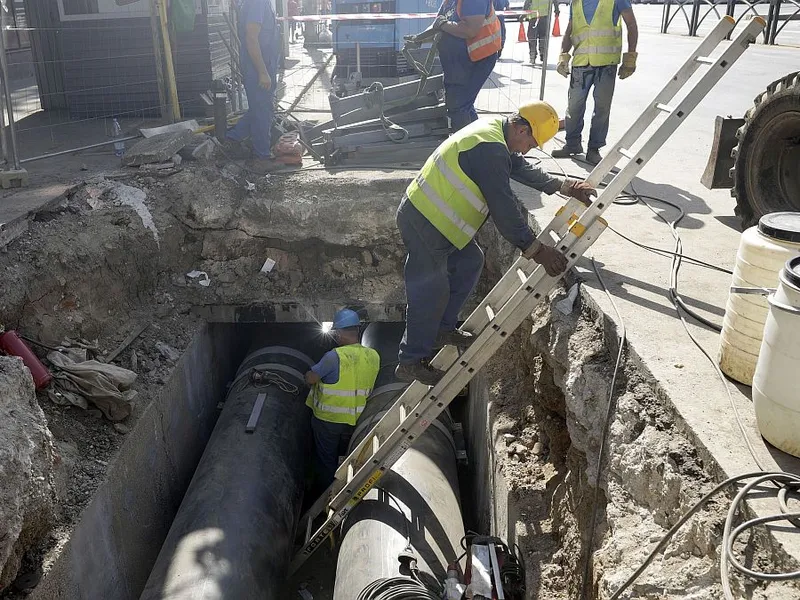 În ce sectoare din Capitală nu este apă caldă şi căldură? 55 de ani vechime au conductele ciuruite - Foto: INQUAM PHOTOS/Malina Norocea