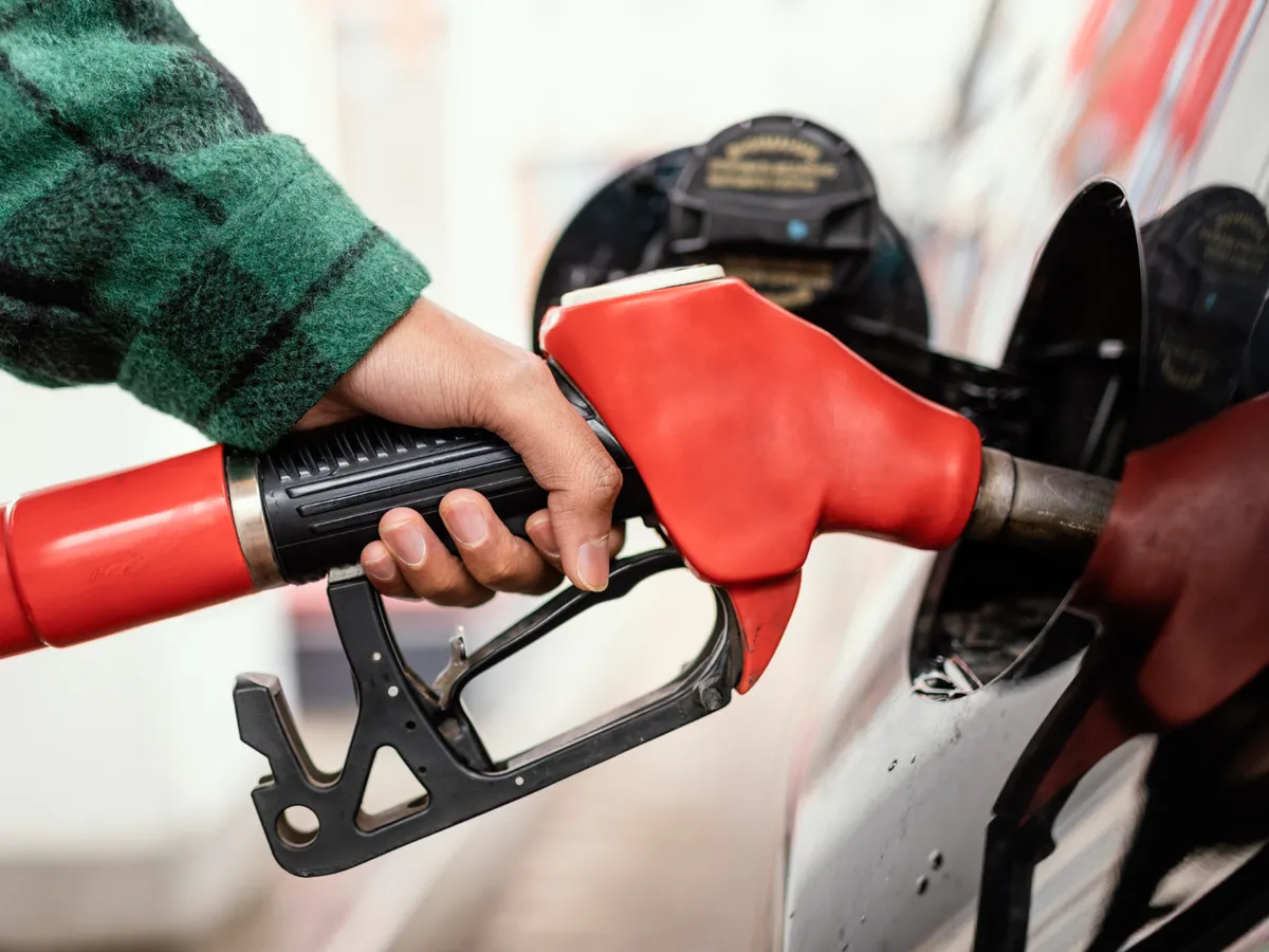 Franța plafonează din nou prețurile la carburanți după scumpirea petrolului și tensiunile din Orient