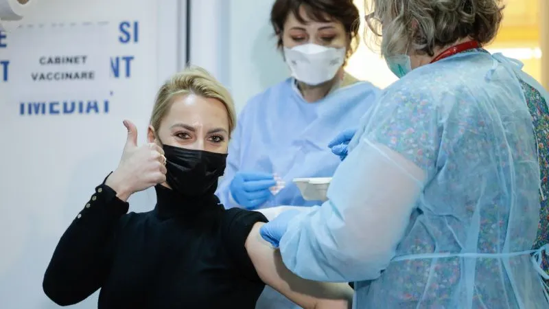 Doar 1% dintre vaccinați s-au infectat cu SARS-CoV-2 la 10 zile după rapel. Foto Inquam Photos/George Călin