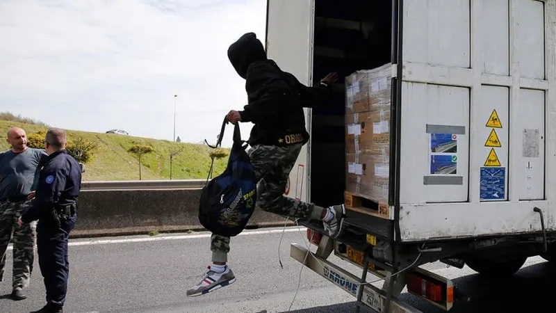 Un șofer de TIR a găsit trei migranți ascunși în remorcă în timp ce aștepta în coloană la frontieră/FOTO: awwsat.com
