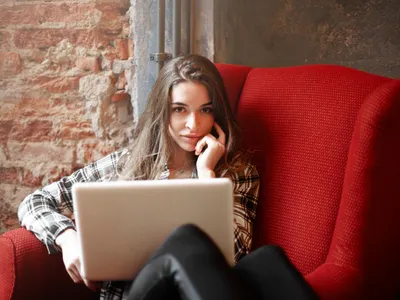 Tânără la laptop - Foto: Freepik (Imagine cu rol ilustrativ)