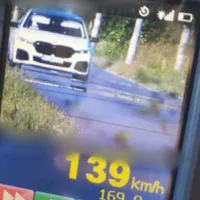 Vitezoman, prins cu 139 km/h în oraș cu un bolid de lux BMW Seria 7. A rămas fără permis - Foto: IPJ Hunedoara