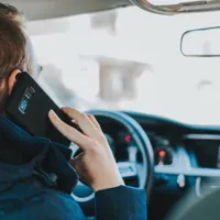 Un bărbat vorbește la telefon în timp ce conduce, imagine ilustrativă - Foto: ZDI.ro