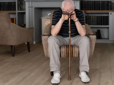Bătrân se sprijină de un baston - Foto: Freepik (rol ilustrativ)