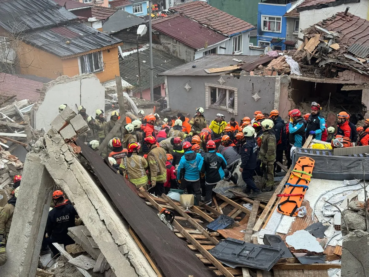 Explozie provocată de o scurgere de gaze în Istanbul. Două clădiri s-au prăbușit