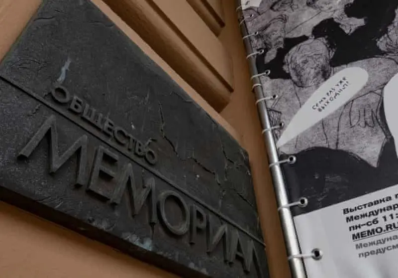 AFP: Moscova vrea să controleze trecutul Rusiei prin lichidarea organizaţiei Memorial. / Foto: theguardian.com