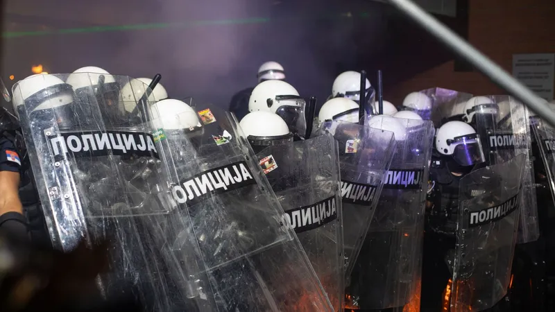 Serbia: 42 de persoane au fost arestate după o manifestaţie împotriva guvernului la Novi Sad